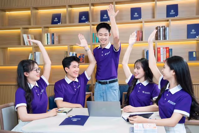 Sinh viên Trường Đại học Intracom